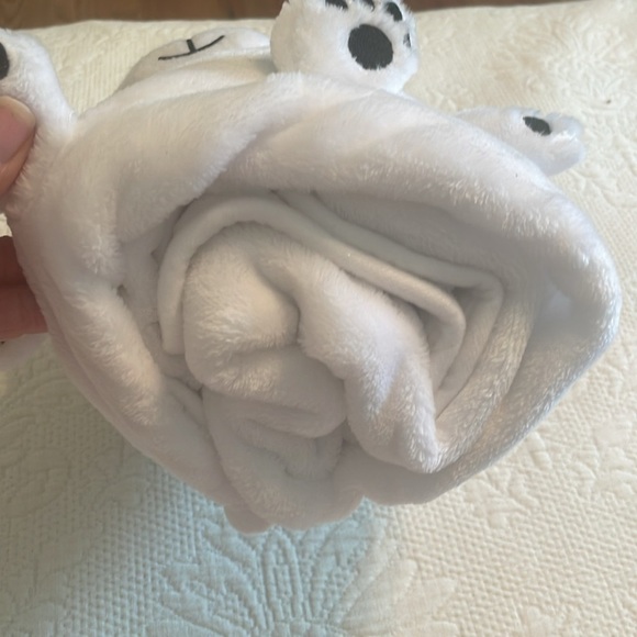 Titanic Museum White Plush Polar Bear Blanket Bear Navy Accents NWT - Picture 6 of 6